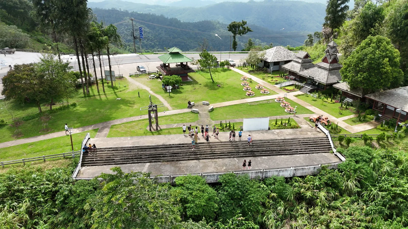 The Doi Kiew Lom viewpoint from above: the lawn, the pavilion and the viewing steps