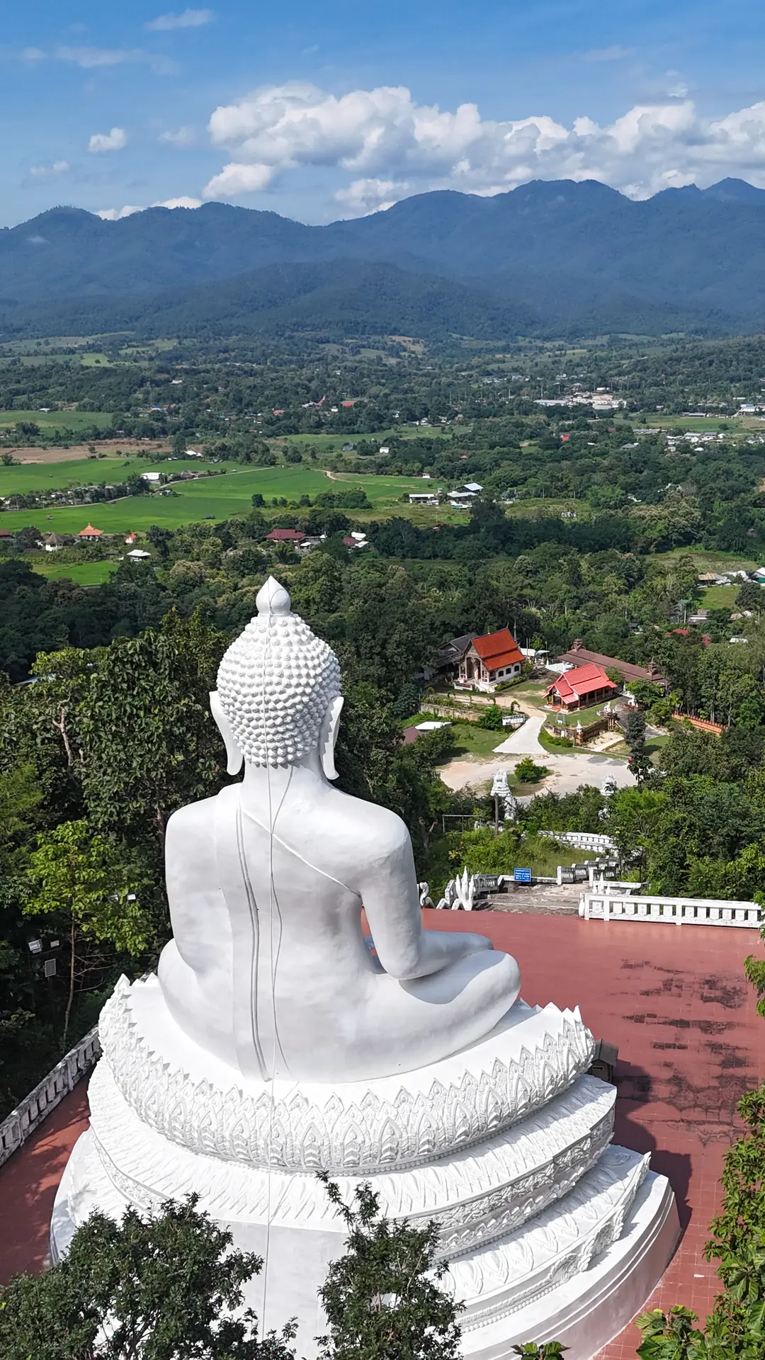 The White Buddha looking out over the Pai valley