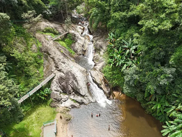 Mor Pang Waterfall from above: the rock chute, the walkway and the pool below