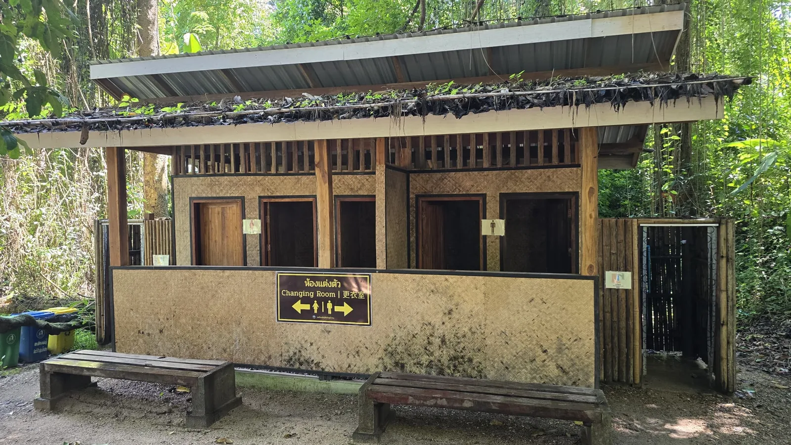 The changing rooms beside the pools at Sai Ngam